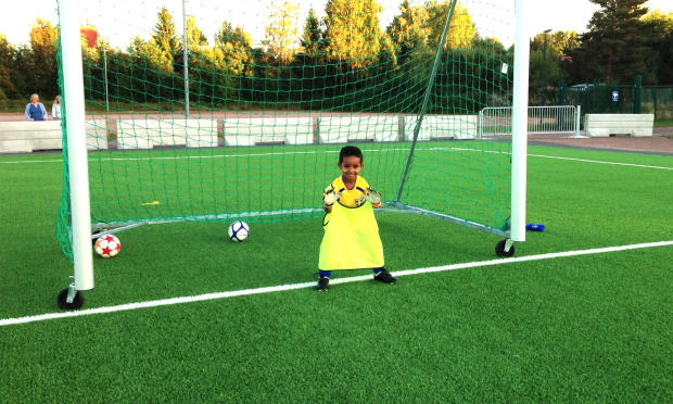 Jalkapallomaalit, vaihtoaitiot, kulmaliput, jalkapallot, jalkapalloväineet jne.