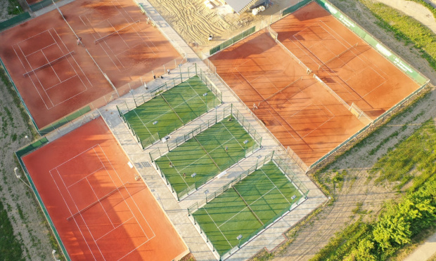 Skive Tennisklub - flot anlæg med totalt 9 tennisbaner og 3 padelbaner Saltex